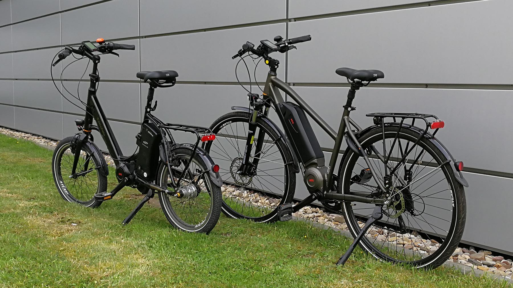 two bikes parked on the grass - File:Prophete E-Bikes mit AEG Motor.jpg